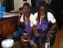 Kıtlama çay içip, türkü söylediler